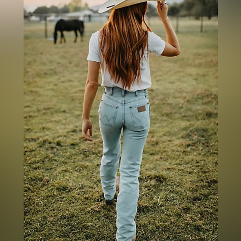 WOMEN'S WRANGLER COWBOY CUT SLIM FIT JEAN IN BLEACH